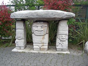 コロンビア墓守の石像.jpg