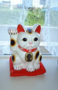 右足上げの招き猫